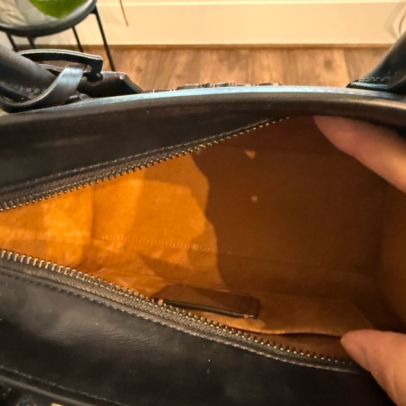 EUC Coach Andrea Carryall - middle size…not too large and not too small! 🖤 - Picture 9 of 10